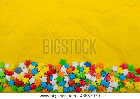 Wielobarwny cukru gwiazd na tle zmięty papier