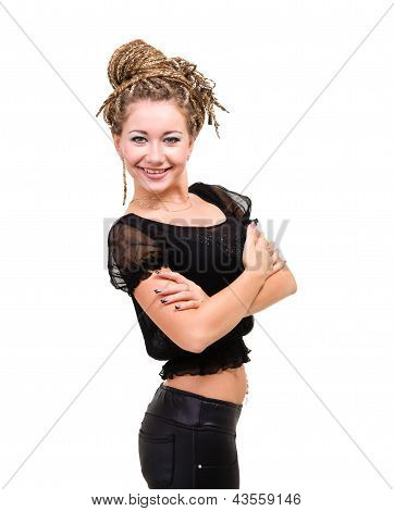 Portrait de jeune femme souriante avec des dreadlocks.
