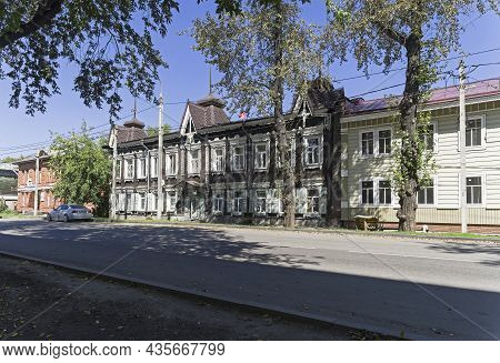 Irkutsk, Russia - August 28, 2021:  Old Wooden Houses With A Decorated Facade In The Center Of Irkut