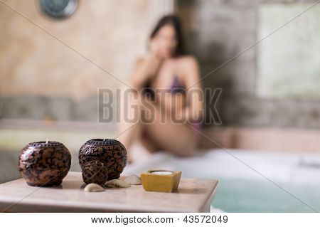 Hezká mladá žena relaxaci v horké vaně