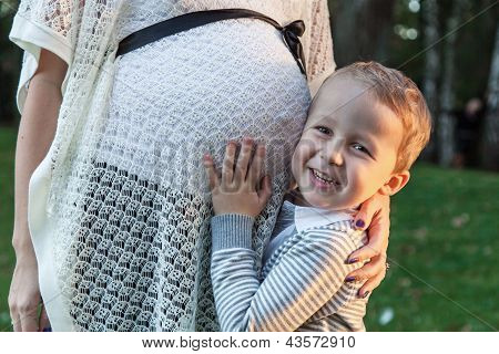 Schwangere Mutter und ihr Sohn