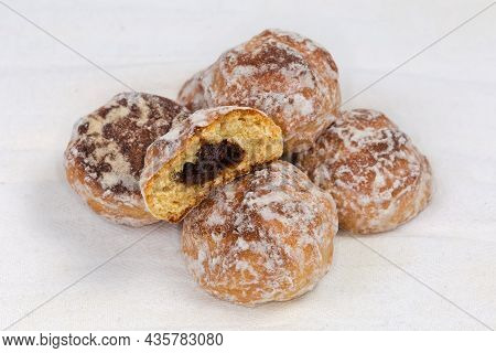 Round Thick Spice Cookies With Jam Filling Glazed With Icing Sugar On The White Fabric Napkin, Close