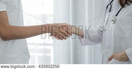 The Female Doctors And Patients Shook Hands After The Patients Had Finished Their Treatment. Medical