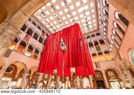 Venice, Italy - August 02, 2021: Huge Indoor Hall Of Fondaco Dei Tedeschi. Former Headquarters And R