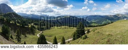 Stunning Panoramic View: The Famous Alp De Siusi - Seiseralm In South Tyrol. Also View To Rosengarte
