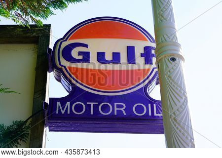 Bordeaux , Aquitaine  France - 10 10 2021 : Gulf Motor Oil Old Petrol Station Sign Brand And Text Lo