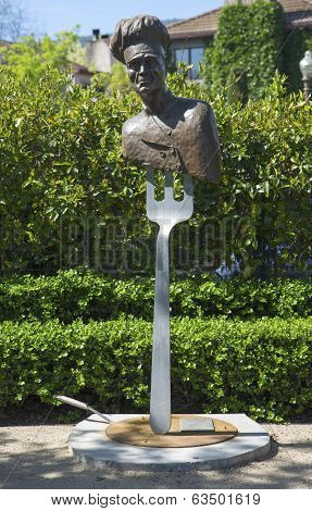 Statue The Chef by artist Lorenzo Mills at public art walk in town of Yountville