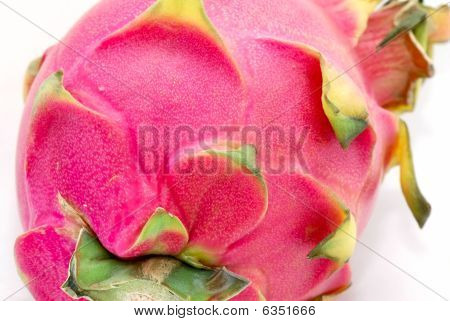 Fruta del dragón sobre fondo blanco