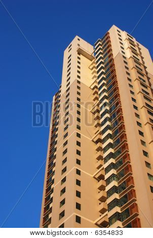 mavi gökyüzünün altında modern apartmanlar