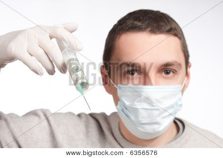 Uomo In maschera che punta con la siringa di soldi