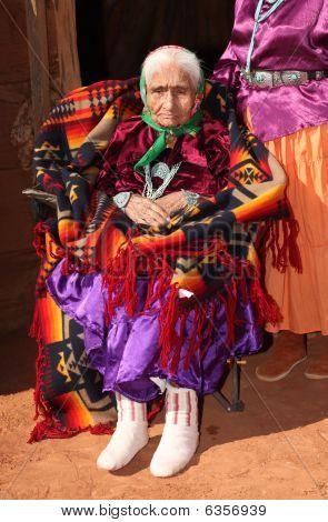 Parlak geleneksel giyim Navajo yaşlı