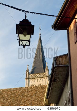 Pouliční lampy a kostel ve staré francouzské město