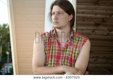 Um homem, olhando para um jardim