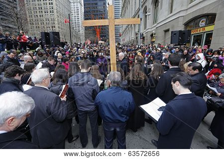 Firefighter John Bartlet holds cross before faithful at Ground Zero