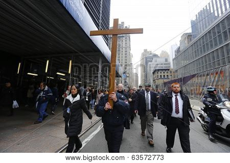 John Bartlet, Engine 167, carries cross past Ground Zero