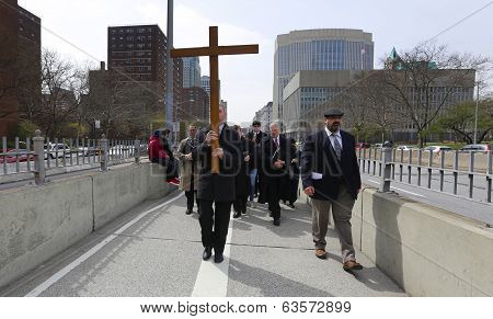 Jonathan Fromm brings cross onto the Brooklyn Bridge