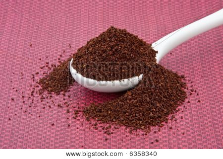 Skefuld malet kaffe