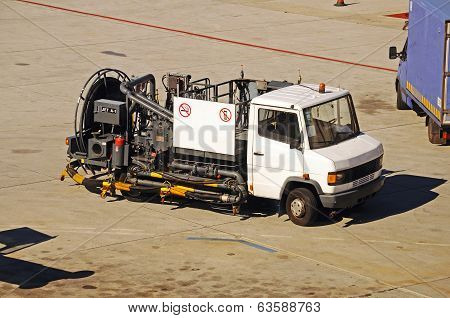 Hydrant fuelling truck, Malaga Airport.