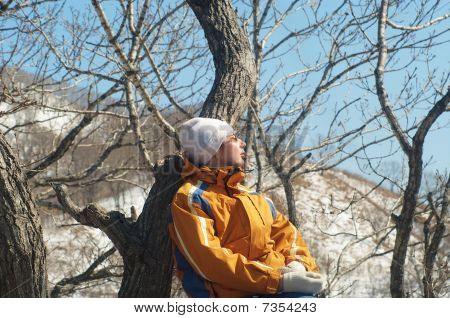 La fille sur le soleil d'hiver