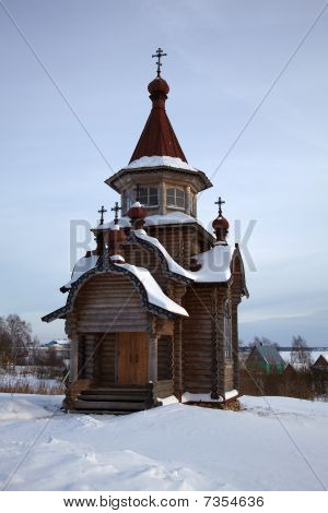 hölzerne orthodoxe Kirche im Winter, Russland