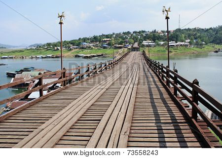 Area Bridge Old Scenery Has A Raft And A Mountain