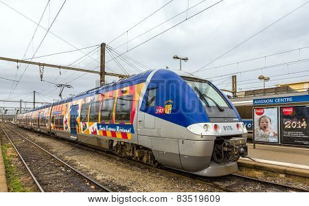 Regional train on hybrid power at Avignon station