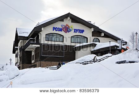 Building Rose Priyut in Roza Khutor plateau