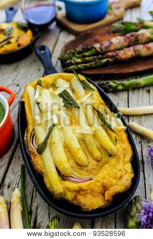 Asparagus - the delights of white and green asparagus, a variety of dishes