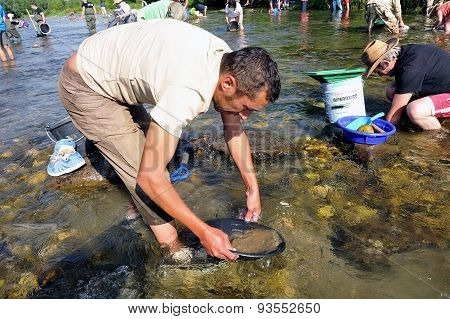 Gold Prospectors In Full Competition