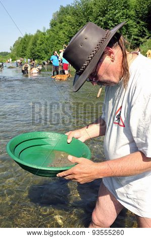 Gold Prospectors In Full Competition
