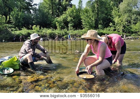 Gold Prospectors In Full Competition