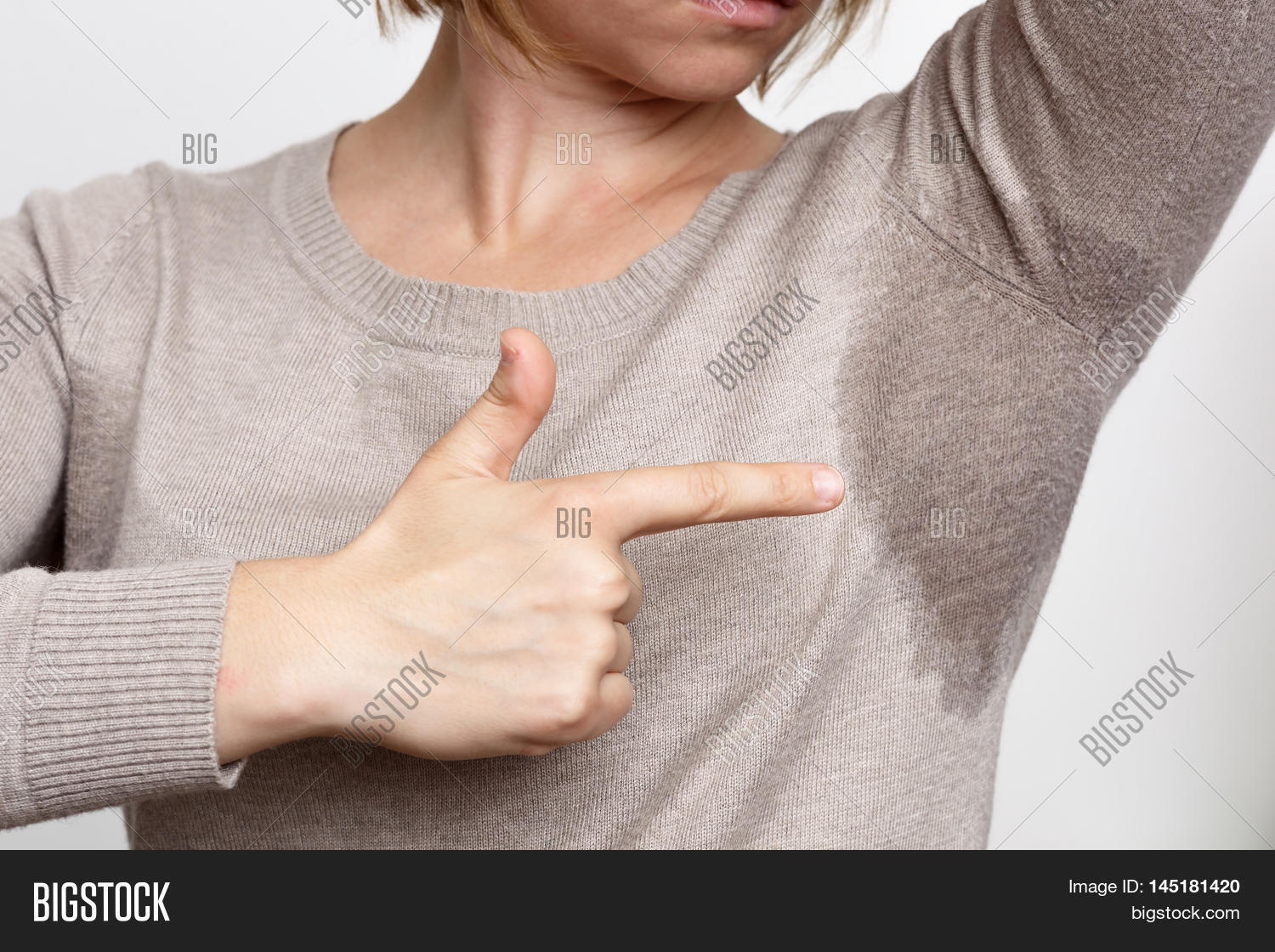 C пота. C пота. Потные подмышки. Пот на одежде под мышками. Мокрая подмышка.