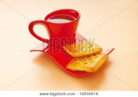 Tasse de thé et des biscuits frais sur table