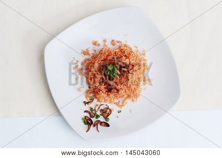 Mixed crispy rice noodle,(Crispy rice,noodle,fried shallots and split onion.)