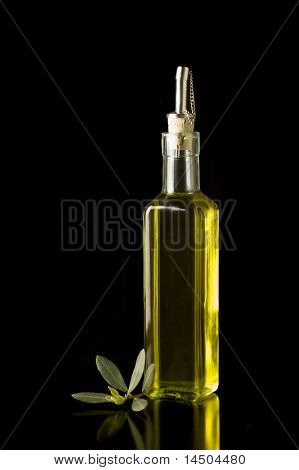 Fles fijne Italiaanse extra zuivere olijfolie met een kleine tak van de olijfboom.