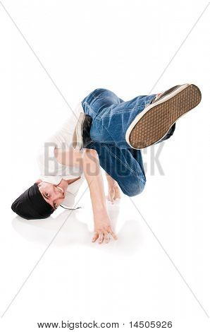 Breakdancer feliz joven en las manos con una patada voladora
