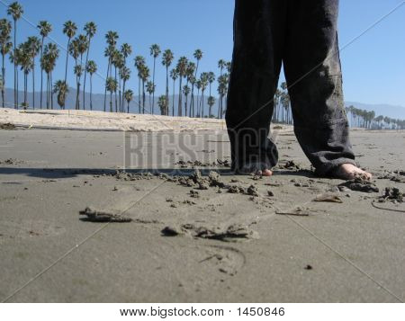 站在海滩上的儿童
