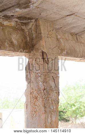 damage broken built, cracked columns, earthquake disaster