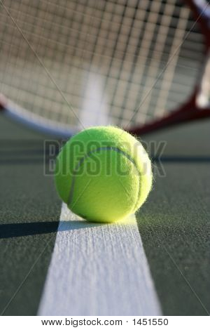 Racchetta e palla da tennis