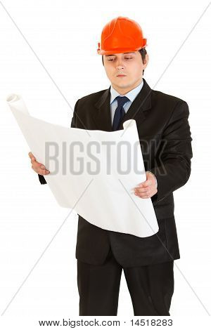 건물을 들고 헬멧에 심각한 사업 계획에 손에 고립 된 화이트
