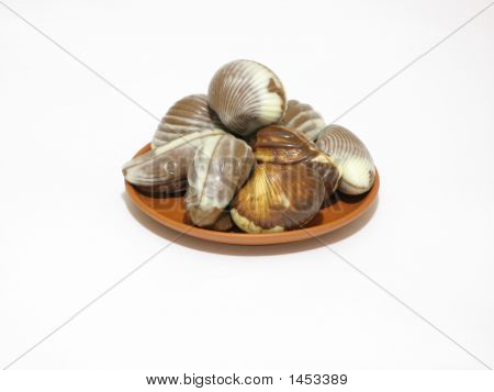 Otto dolci cioccolato sul piattino