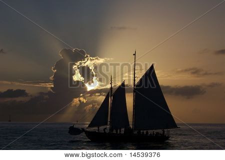 Sailbaoat silueta al atardecer