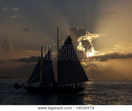Silueta del velero al atardecer 3