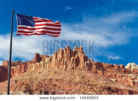 Americká vlajka v kapitálu útesem národního parku, Utah, USA