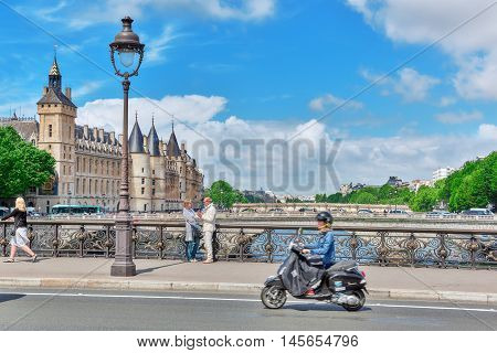 Paris, France - July 04, 2016 : Castle - Prison Concierges And Exchange Bridge On The Seine In Paris