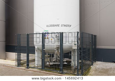 closeup of a silo filled with liquid nitrogen (vloeibare stikstof)