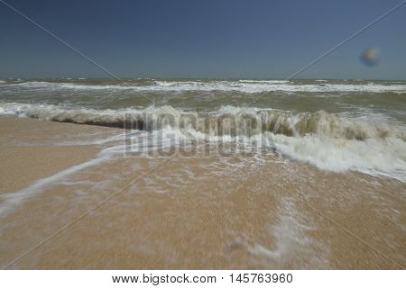 Narrow and long braid in the north-eastern part of the Crimean peninsula, consisting mainly of clam shell material, separating the bay from the Sea of Azov Siwash. The length of over 100 km, width from 270 m to 8 km.