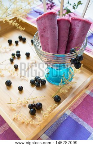 Ice cream of yoghurt banan and black currant