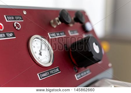 Pressure and temperature indicator on the instrument the arrow on the round dial