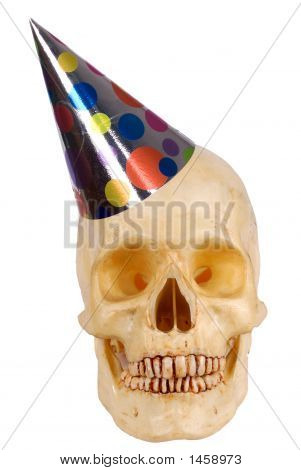 Crâne humain avec un chapeau de fête